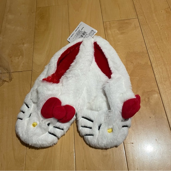 New hello kitty fuzzy slippers - Picture 2 of 4